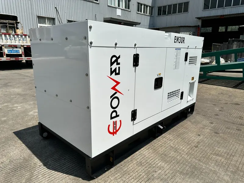 Generador Emm Power EM30R de fábrica, tres cuartos, con la marca grande en la cabina